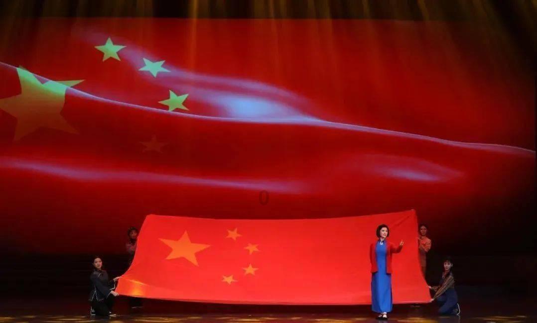 陈奕迅深圳独自坐地铁似路人，乘客低头玩手机无人理，遭嘲已过气